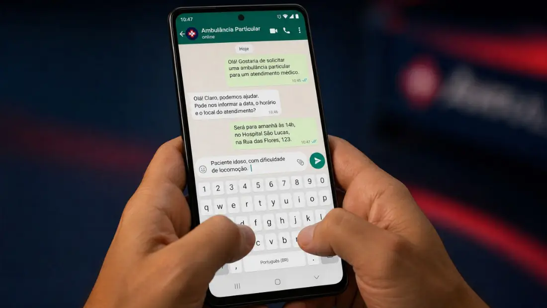 Pessoa pedindo orçamento de ambulância pelo WhatsApp no celular