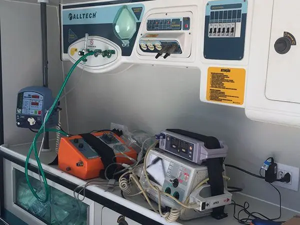 Equipamentos médicos no painel da UTI móvel