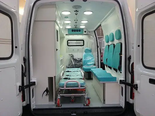Vista traseira da ambulância com maca