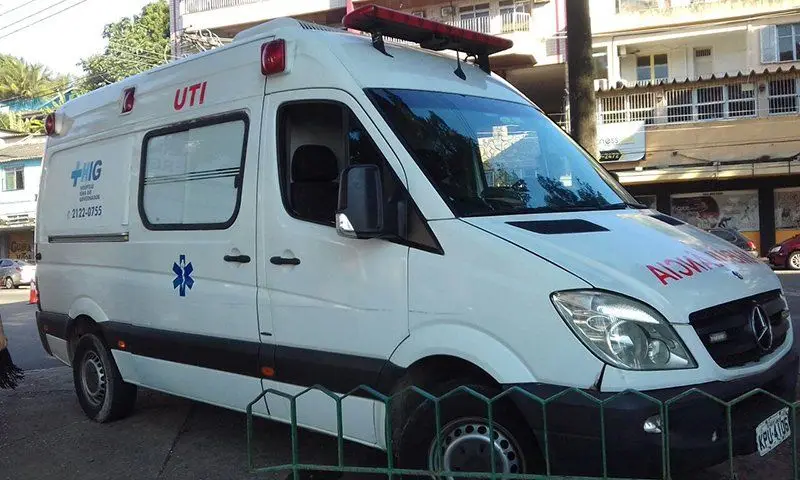 Ambulância UTI vista de lado