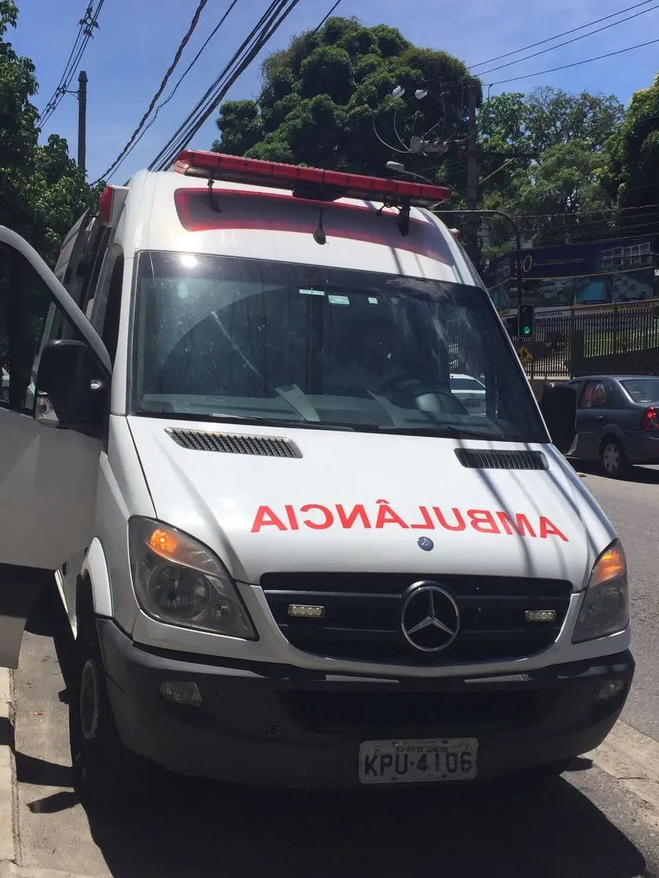 Ambulância RJ Resgate estacionada