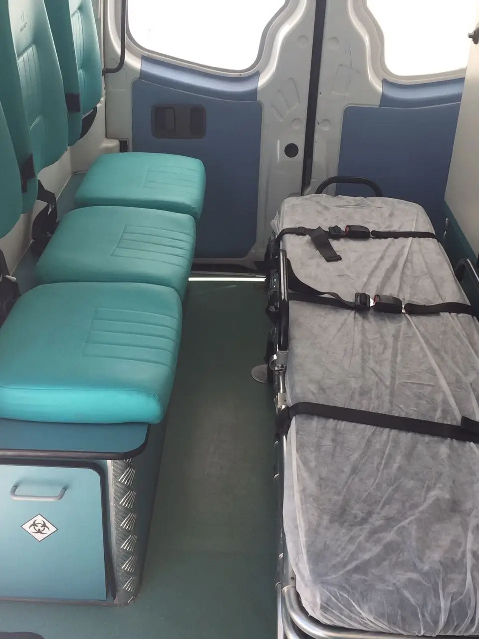 Maca e bancos no interior da ambulância