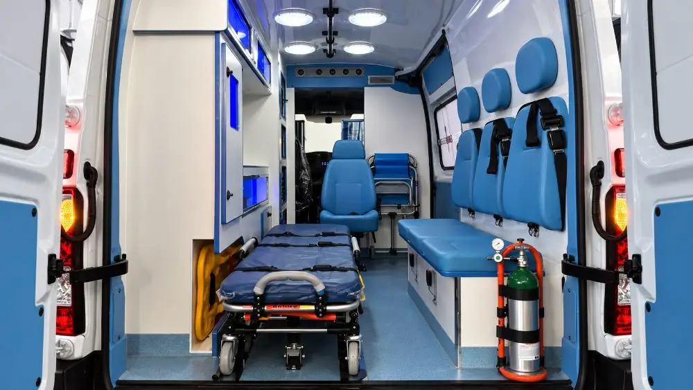 Interior da UTI móvel da RJ Resgate